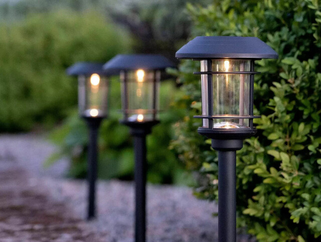Med solcelle sparer du både tid og penger, de bruker ingen strøm og er lette å sette opp. (Foto: Ellos Home)