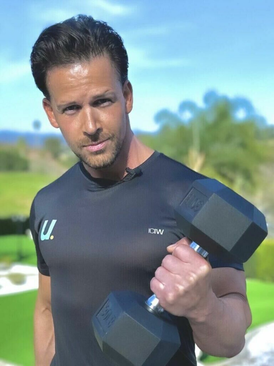 Cornelis Elander (corneliselander på Instagram) er personlig trener kjent for å trene både norske og internasjonale kjendiser og som programleder på TV. Bilde av kjendistrener Cornelis Elander. Vi har forhørt oss med den personlige treneren om en liste som har kåret Captain's chair (kapteinens stol) og bicycle maneuver (sykkel-crunch) til verdens beste mageøvelser. Han forteller blant annet at det er noen viktige ting de ikke nevner når de legger frem listen og hvordan han selv anbefaler å trene magemusklene for best effekt.