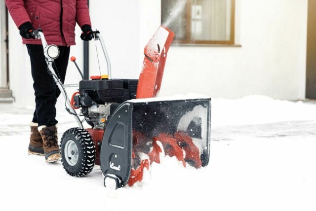 En snøfreser er gjerne en av de dyreste maskinene en går til innkjøp av. Da er det fint å vite at en velger riktig! Vi forklarer hvordan du velger riktig snøfreser for ditt bruk og uteområde. (Foto: Colourbox)