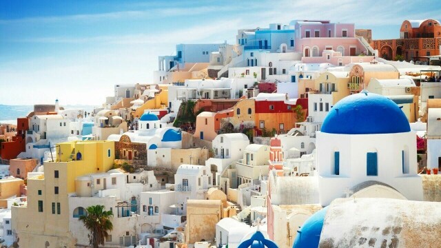 Øyhopping i Hellas: Santorini er en svært populær destinasjon i Hellas, noe vi har full forståelse for. Her får du hvite murhus med blå tak og krystallklart hav så langt øyet kan se! (Foto: Colourbox)