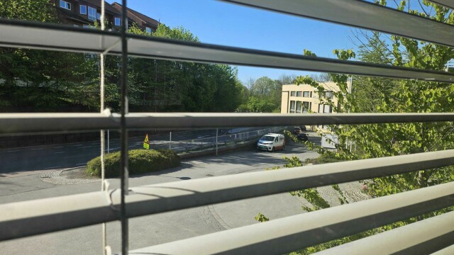 Når solen skinner på en varm dag kan det bli ubehagelig varmt inne.